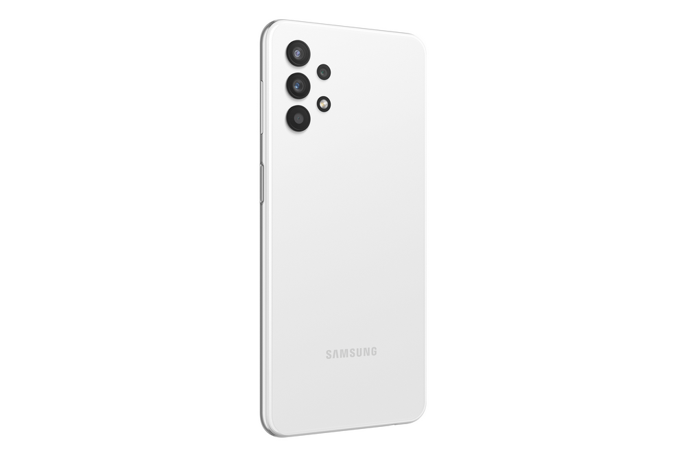 Un smartphone Samsung blanco, vista trasera, con tres cámaras.