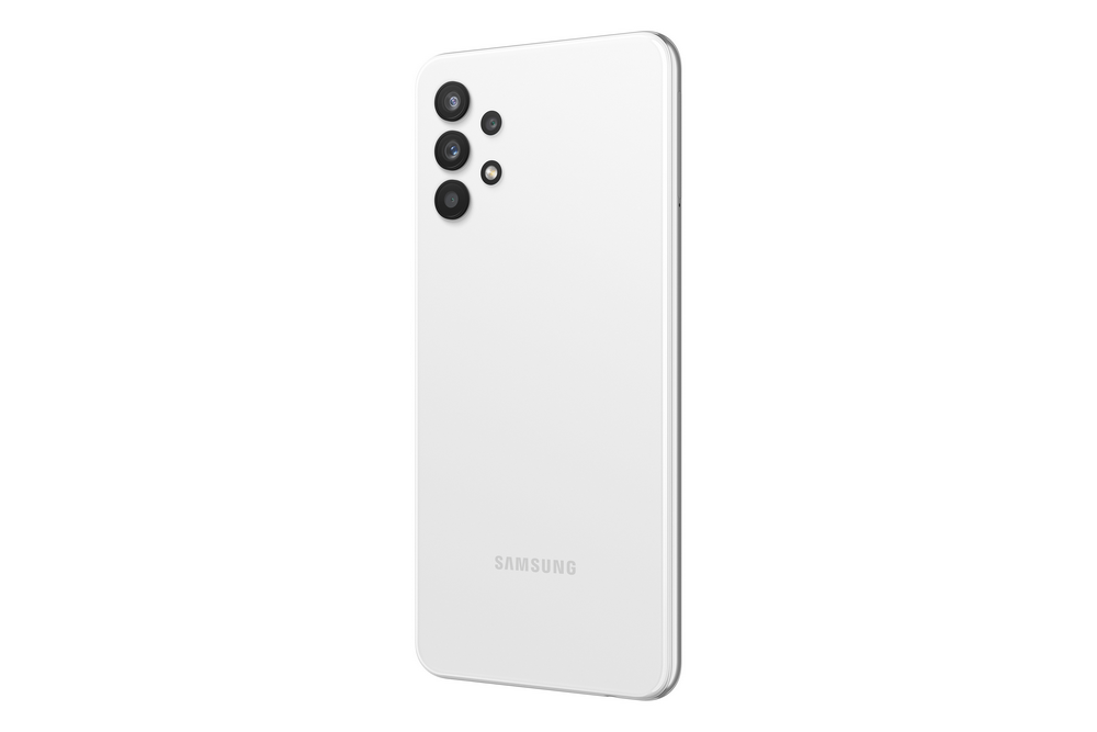 Teléfono Samsung blanco, vista trasera, con tres cámaras.