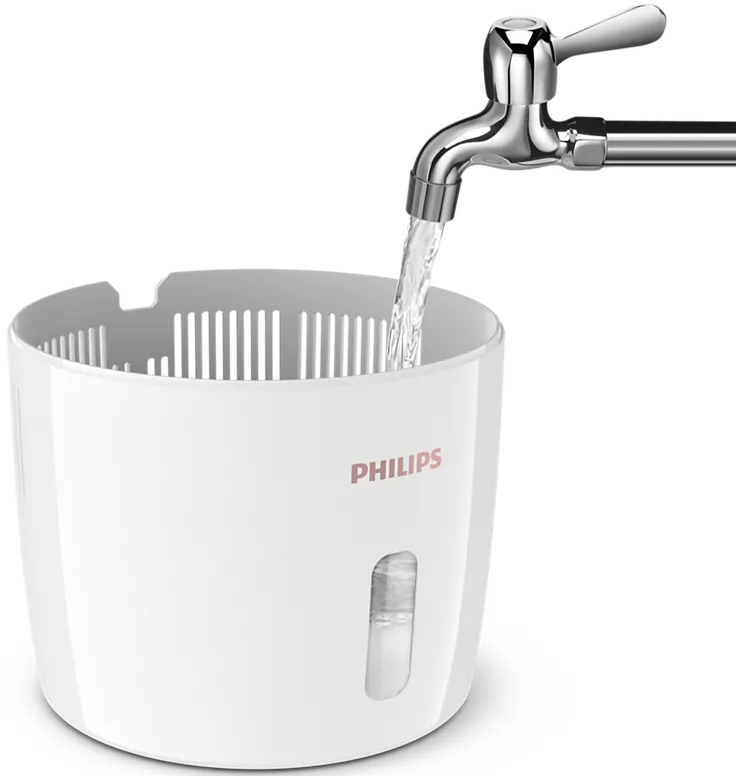 Robinet versant de l'eau dans un récipient blanc Philips.