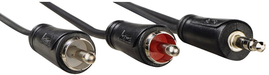 Drie zwarte audiokabels met verschillende connectoren: 3,5 mm jack, RCA en RCA. Zwarte connectoren.
