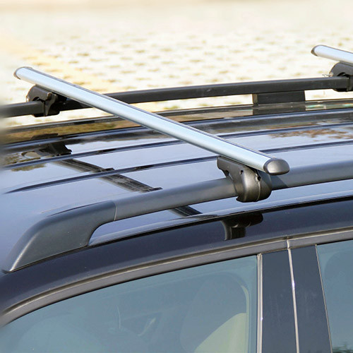 Ezüst tetőcsomagtartó fekete autótetőre szerelve.