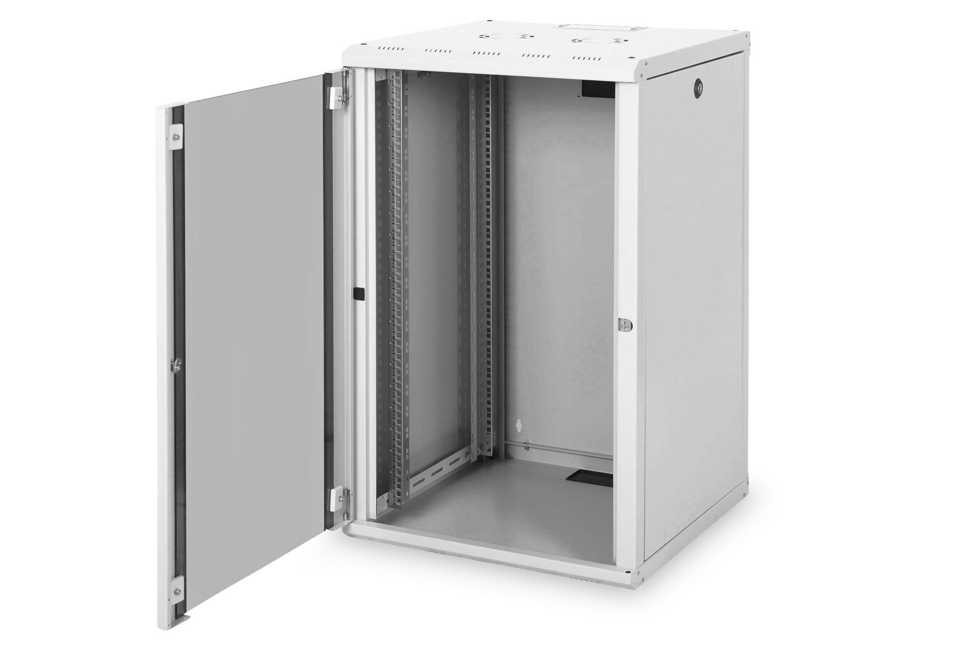 Ein weißer Schrank mit offener Tür wird gezeigt. Im Inneren befinden sich Metallregale.