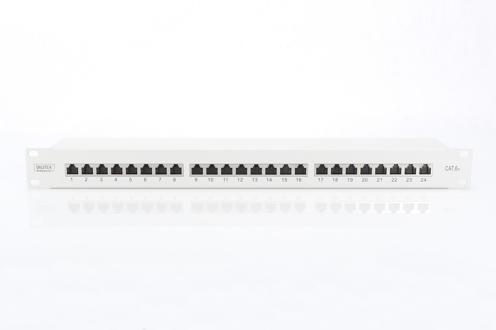 Weißes Netzwerkpanel mit 24 Anschlüssen. Anschlüsse sind schwarz, mit Beschriftungen.