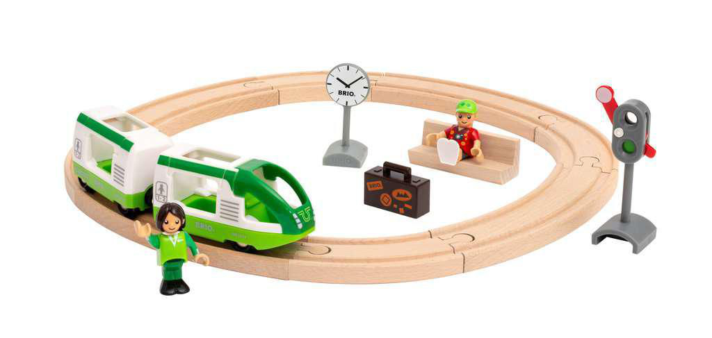 Spielzeugeisenbahn mit Figuren und Zubehör.