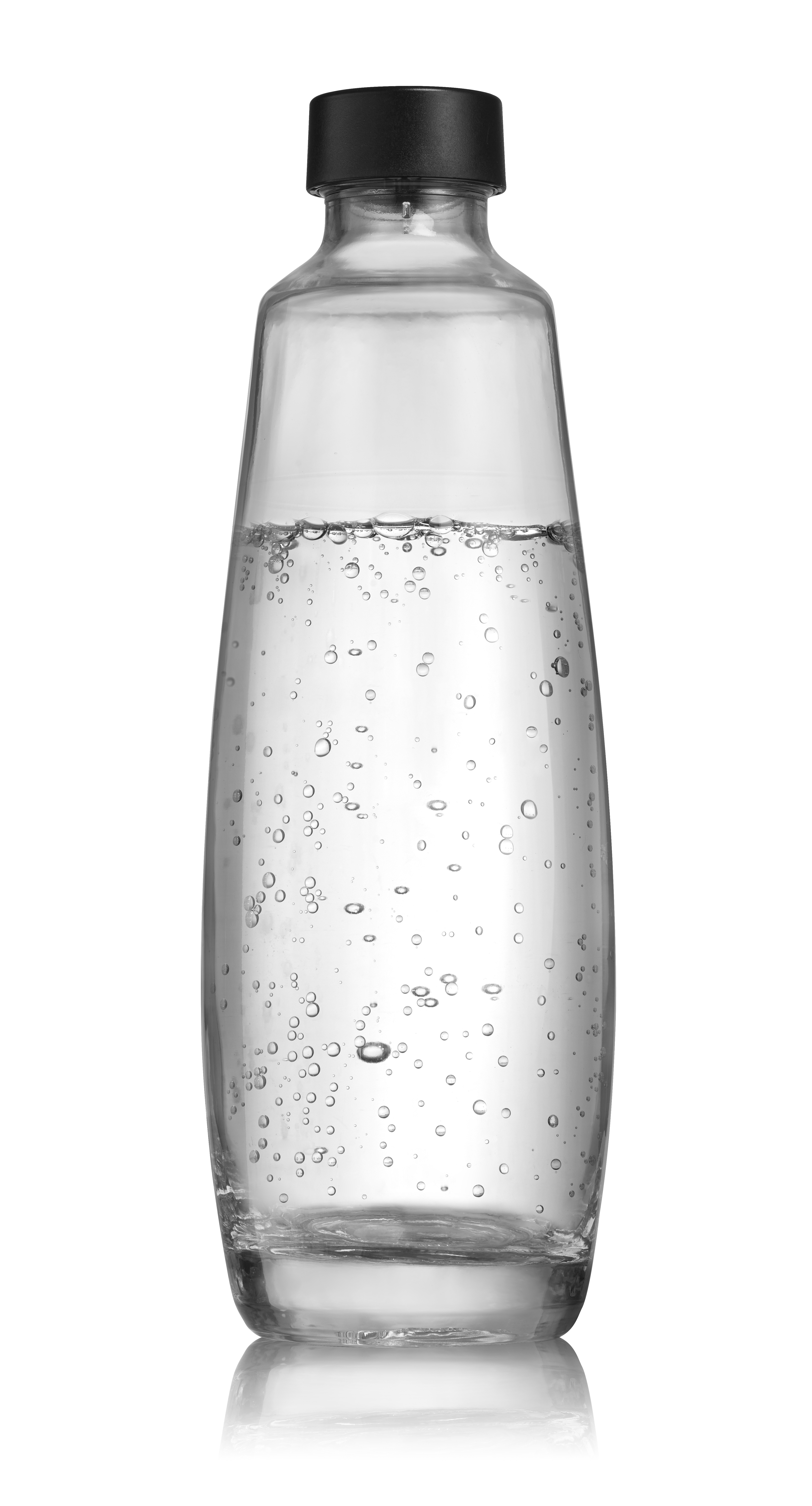 Klare Glaswasserflasche mit schwarzem Deckel. Blasen sind in der Flasche sichtbar.