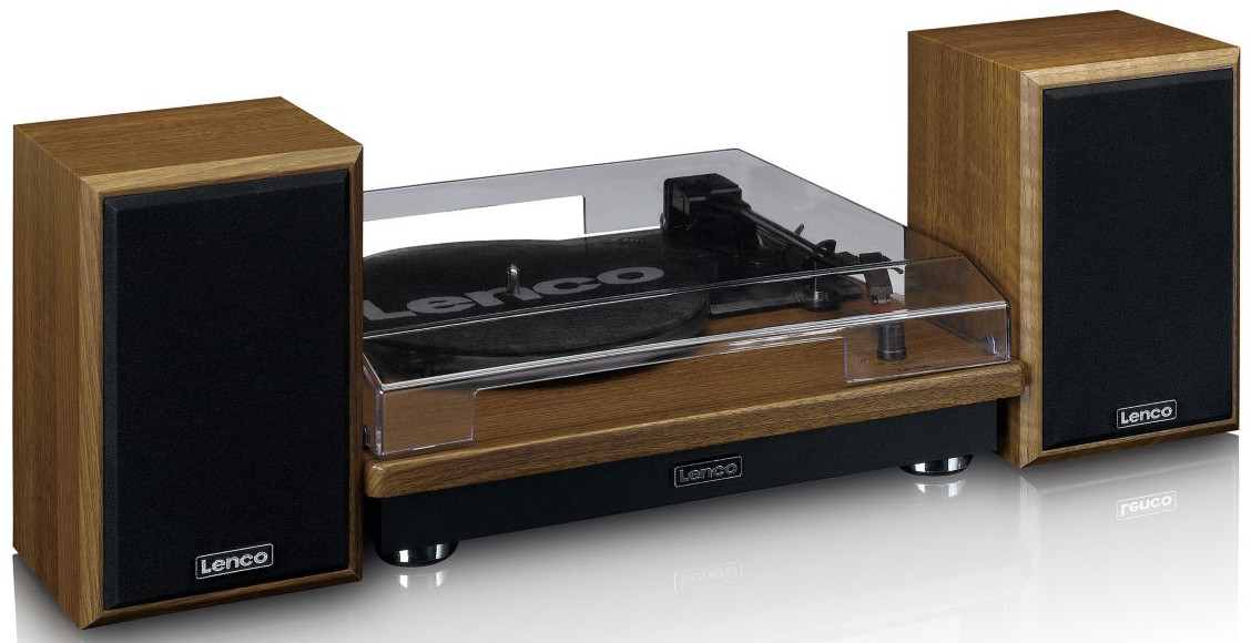 Platine vinyle en bois avec deux enceintes. Couleurs noir et marron. Couvercle en plastique transparent.