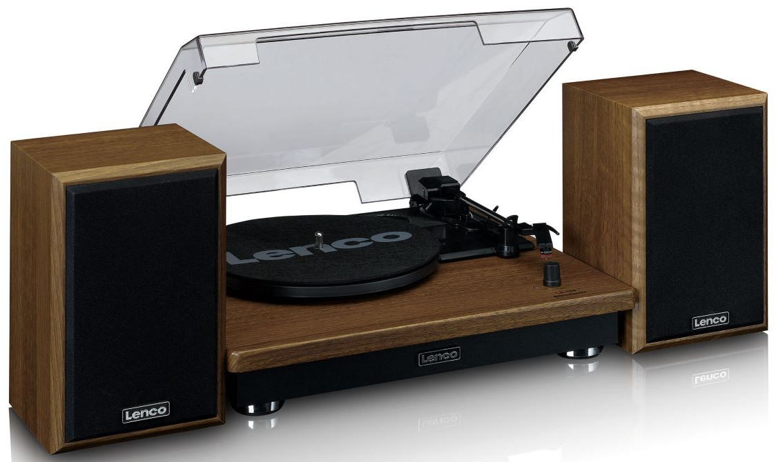 Une platine vinyle en bois avec des enceintes. Elle est ouverte, montrant le disque. Les enceintes sont marron.
