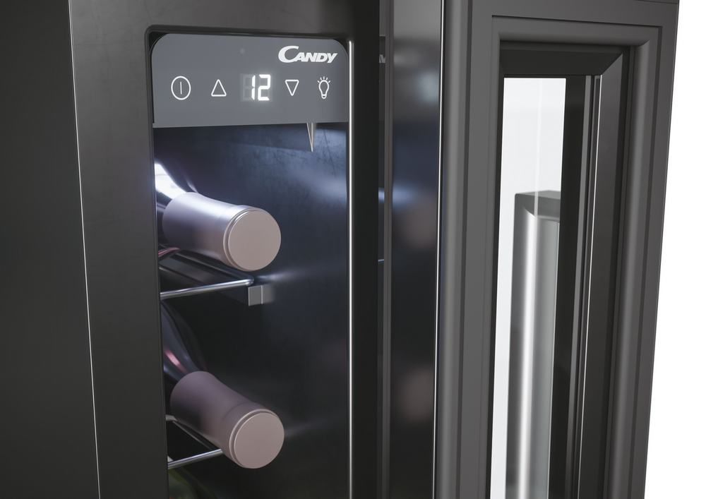 Puerta de enfriador de vino abierta. Botellas de vino dentro. Pantalla digital.