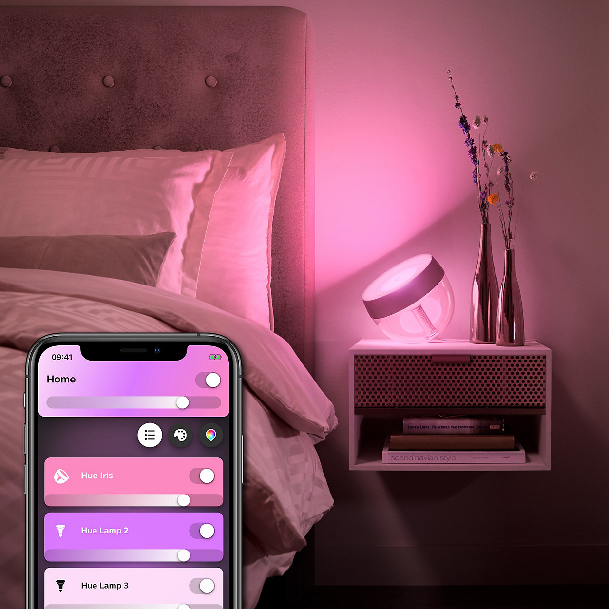 Schlafzimmer mit einer intelligenten Lampe auf einem Nachttisch und einem Telefon, das die App-Steuerung anzeigt.