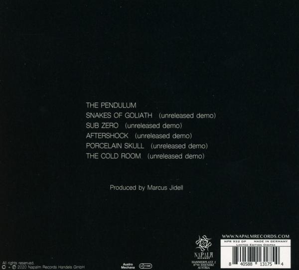 Schwarzer Hintergrund mit Text, der Songtitel und Produktionskredite auflistet.