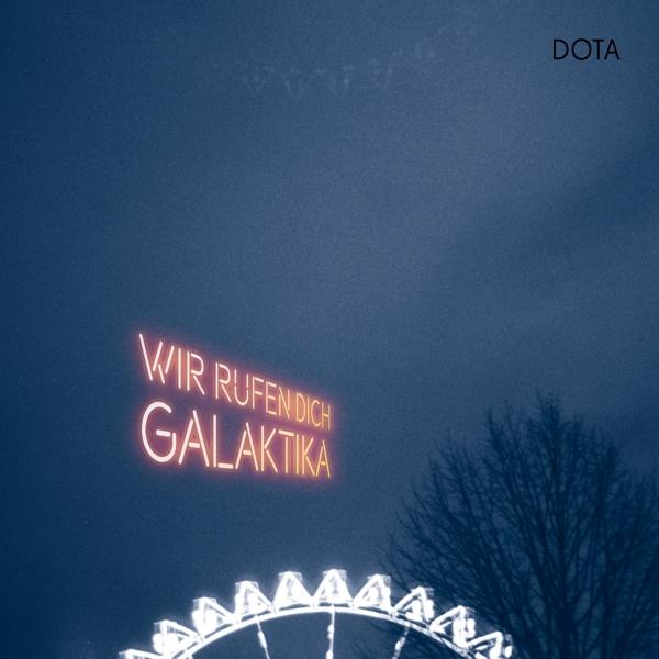 Neonschild mit Text 'WIR RUFEN DICH GALAKTIKA' auf dunkelblauem Hintergrund.