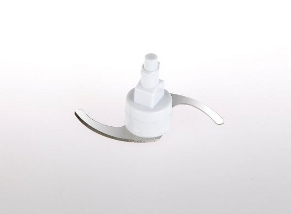 Una cuchilla blanca de procesador de alimentos sobre una superficie blanca.