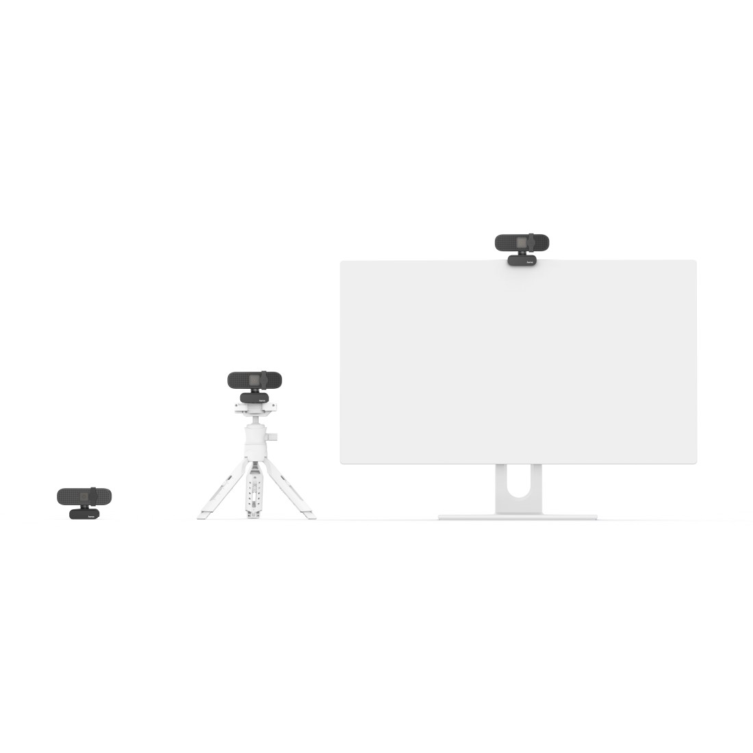 Drei Webcams und ein Monitor auf weißem Hintergrund.