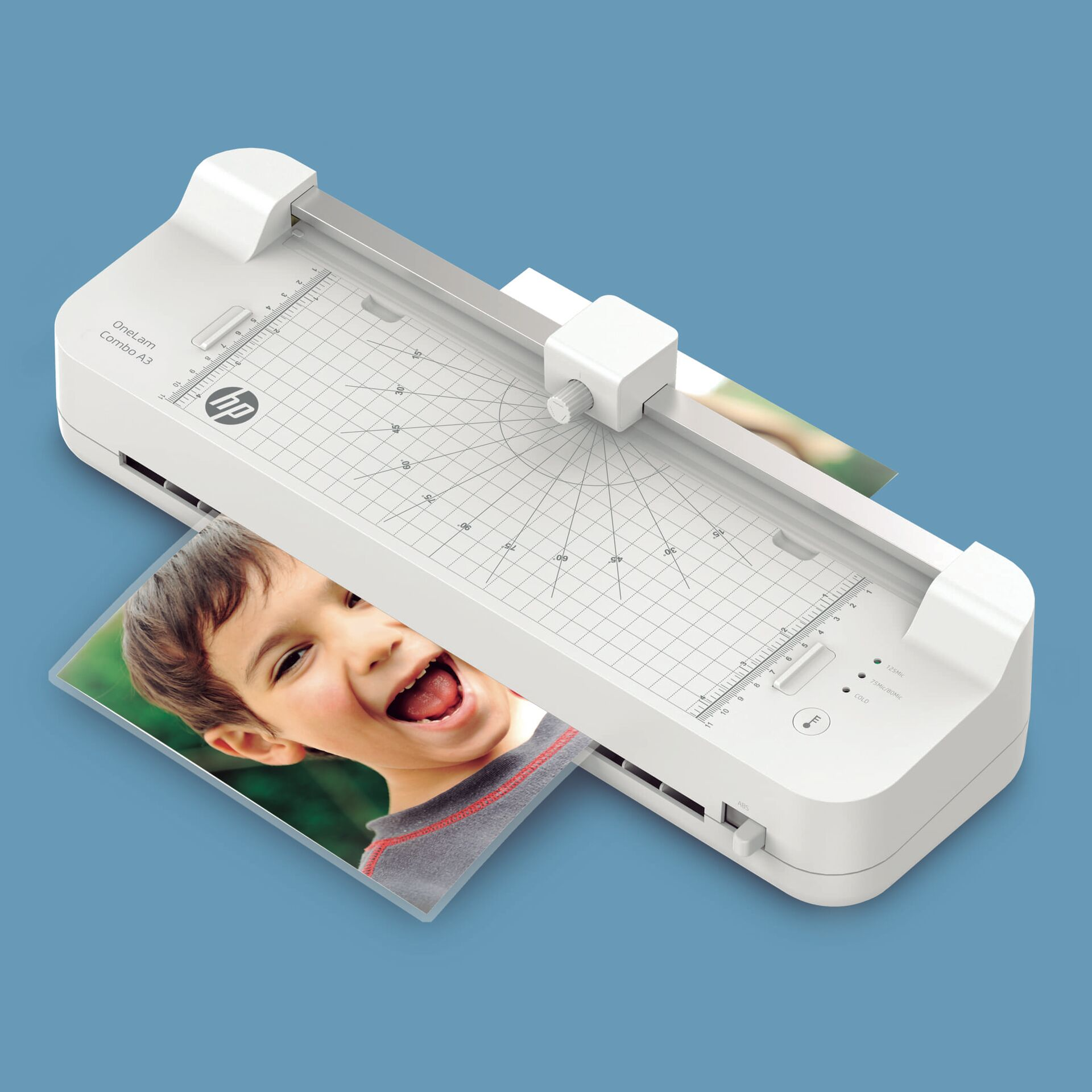 Weißes HP One-Lamin Combo A3 mit Foto eines Jungen beim Laminieren.
