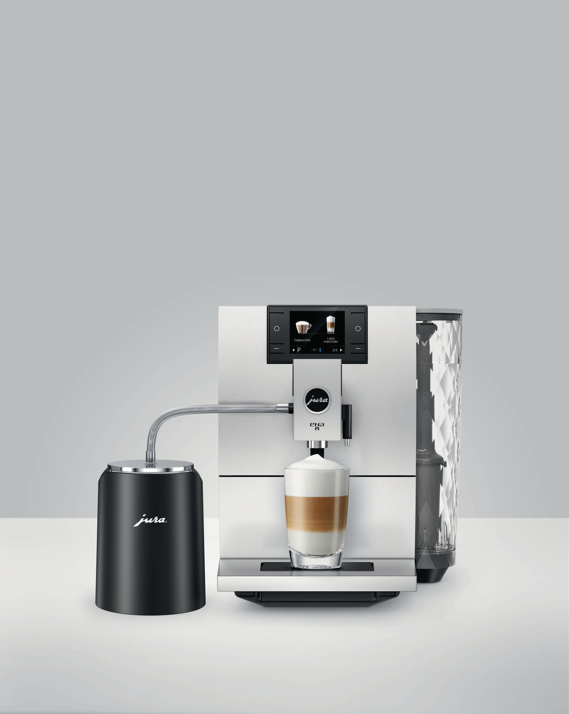 Jura Kaffeemaschine, weiß, macht einen Latte Macchiato.