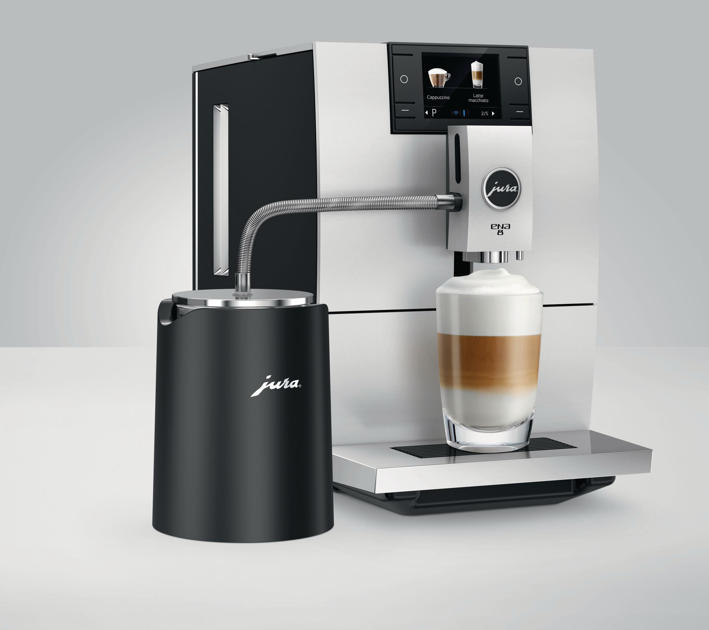 Weiße Jura Kaffeemaschine mit Latte in einem Glas. Milchbehälter an der Seite.