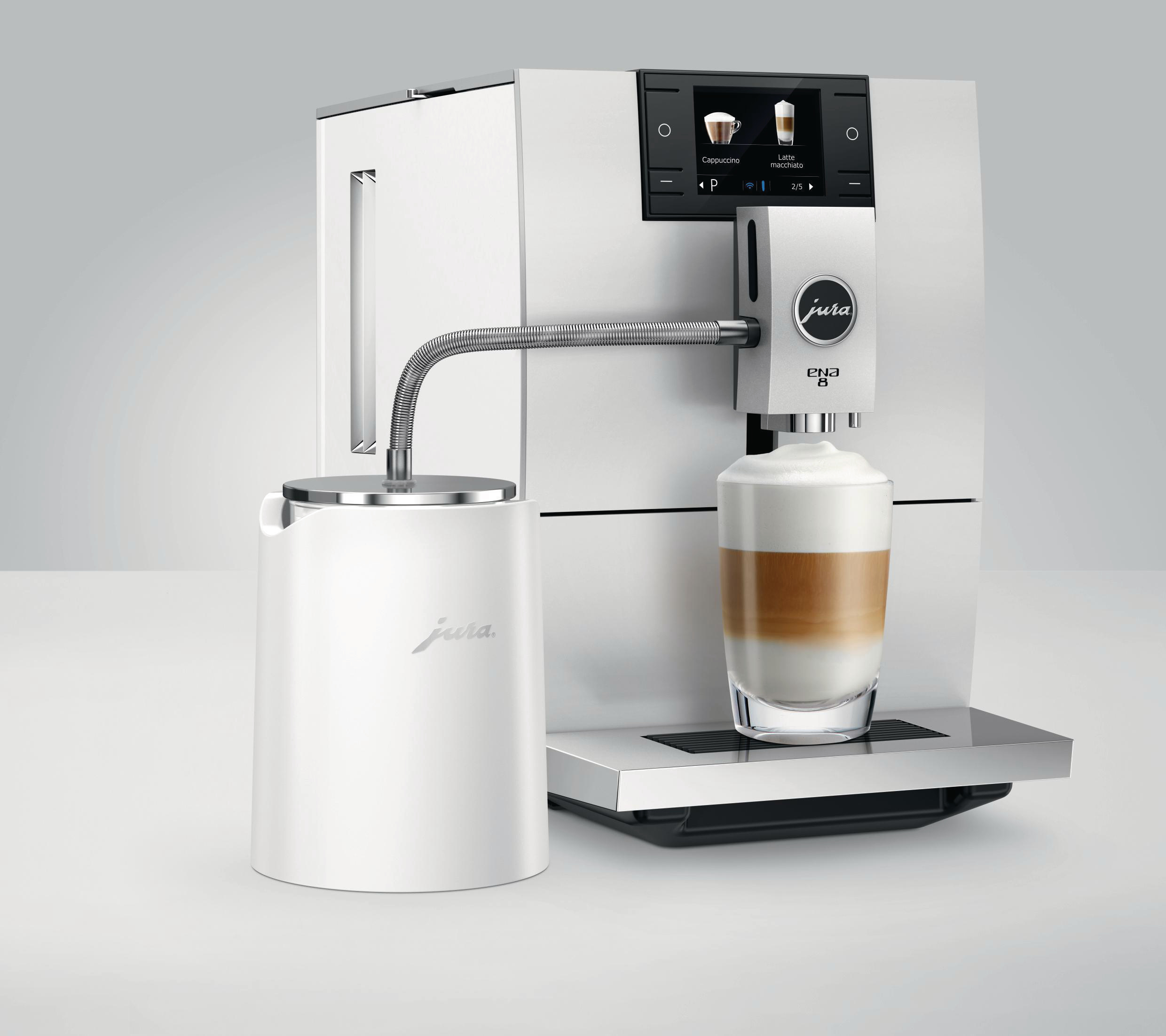 Weiße Jura Kaffeemaschine mit Milchbehälter und Latte in einem Glas. Modernes Design.
