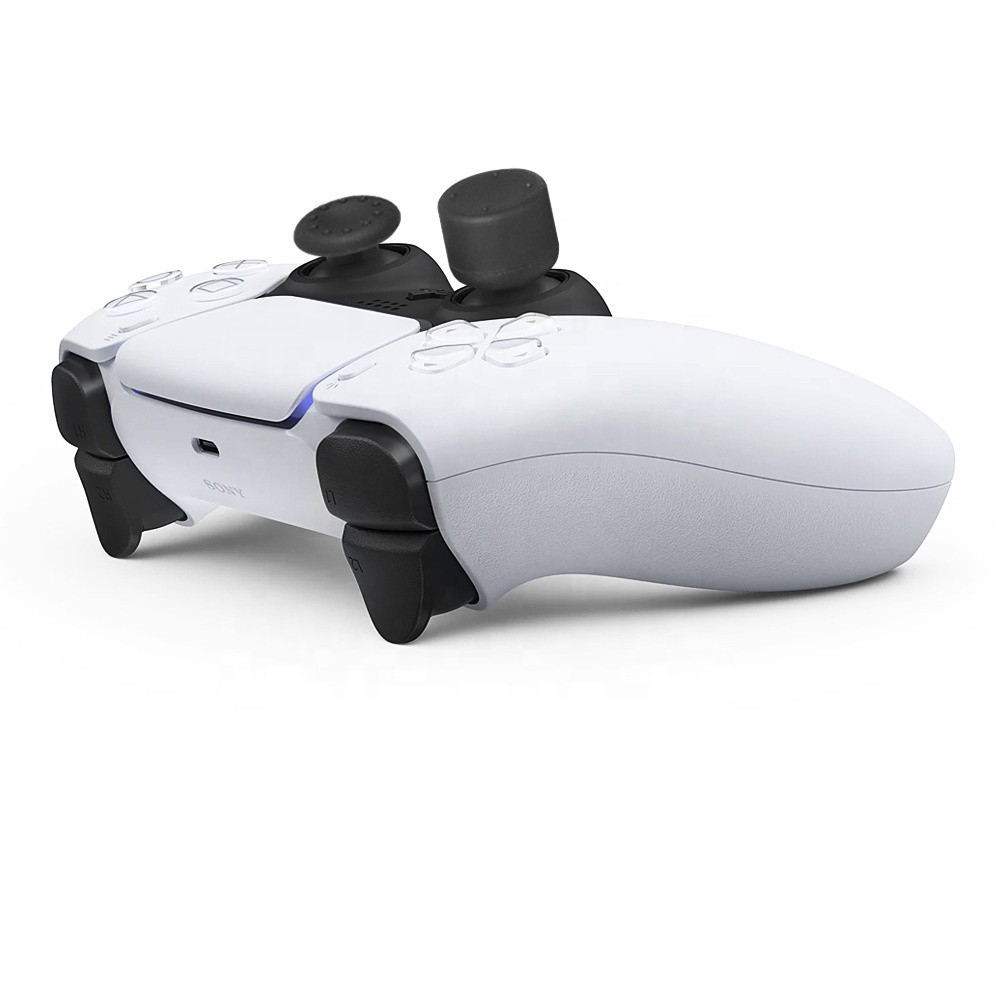 Weißer Playstation 5 Controller auf weißem Hintergrund.