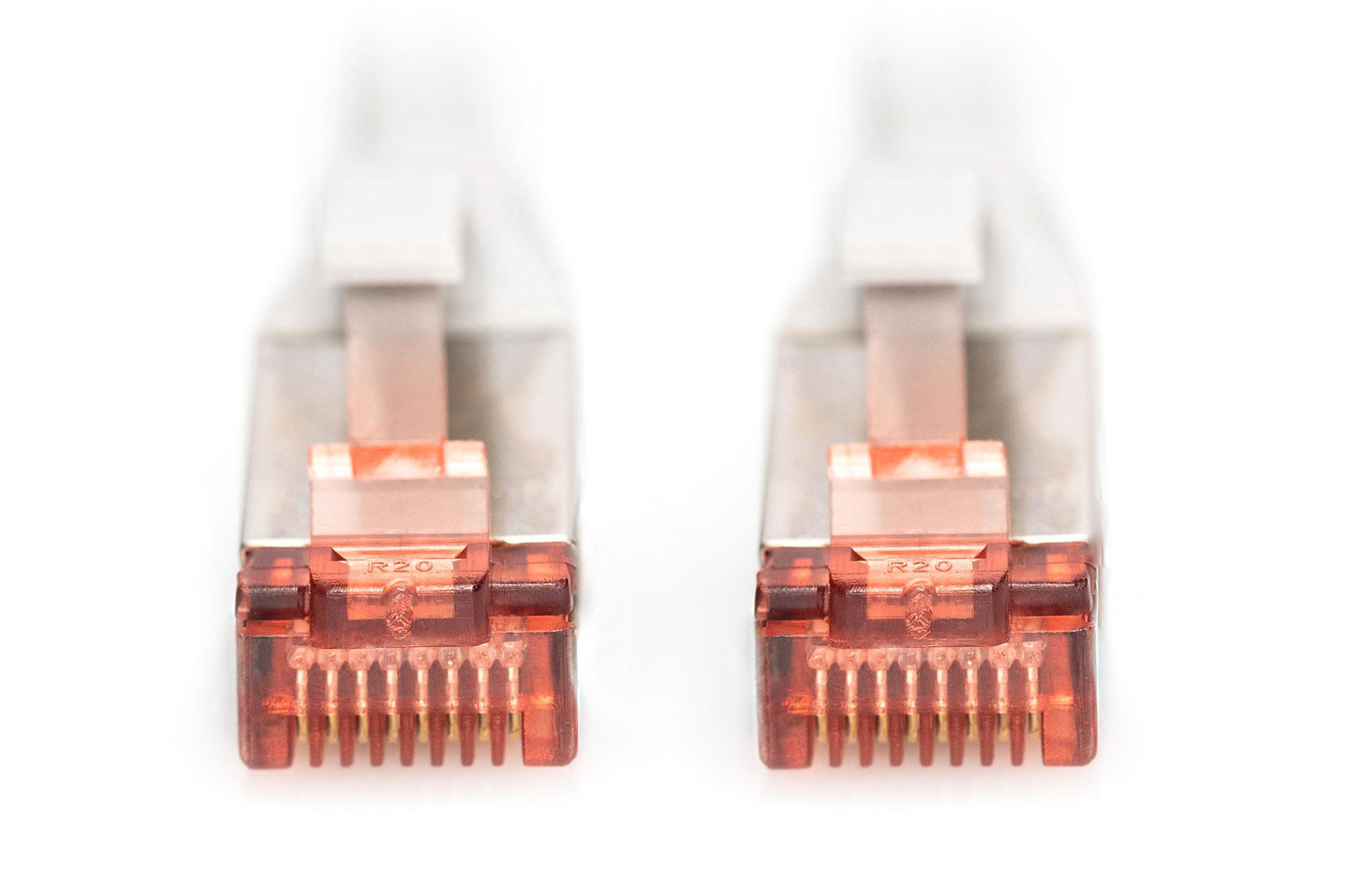 Zwei transparente orangefarbene RJ45-Stecker mit goldenen Kontakten.