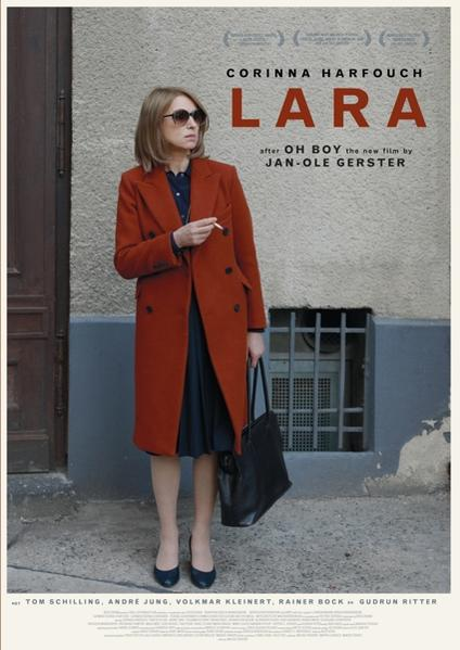 Filmposter voor 'Lara', een vrouw in een rode jas, met een tas en rokend.