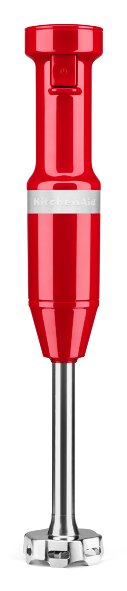 Ein roter Stabmixer mit Schaft aus Edelstahl auf weißem Hintergrund. Das KitchenAid-Logo ist sichtbar.