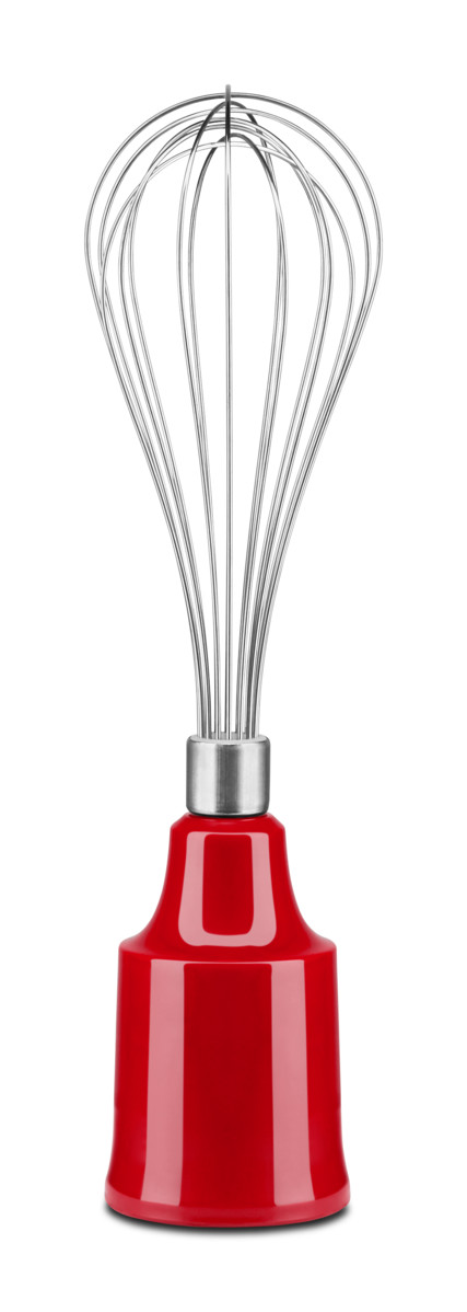 Roter und silberner Schneebesen mit rotem Griff. Auf weißem Hintergrund.