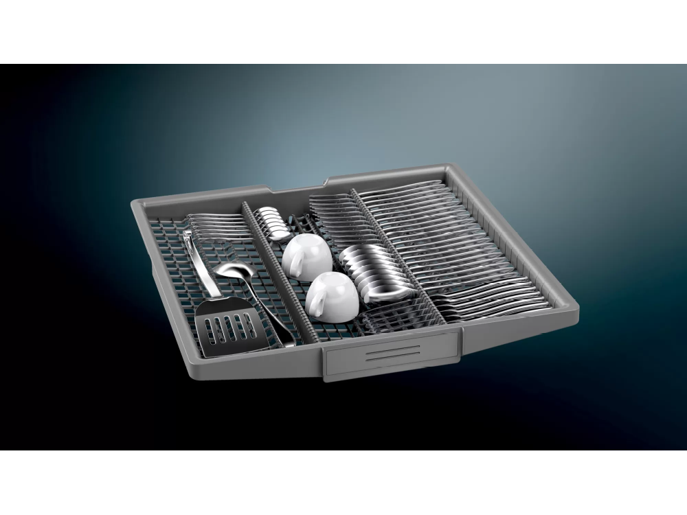 Cesta de lavavajillas con cubiertos, tazas y utensilios.