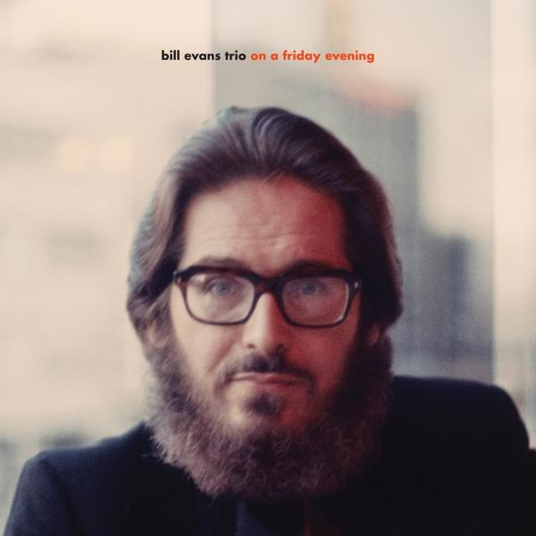 CD-hoes met een man met bril en baard. Titel: bill evans trio on a friday evening. Vage achtergrond.