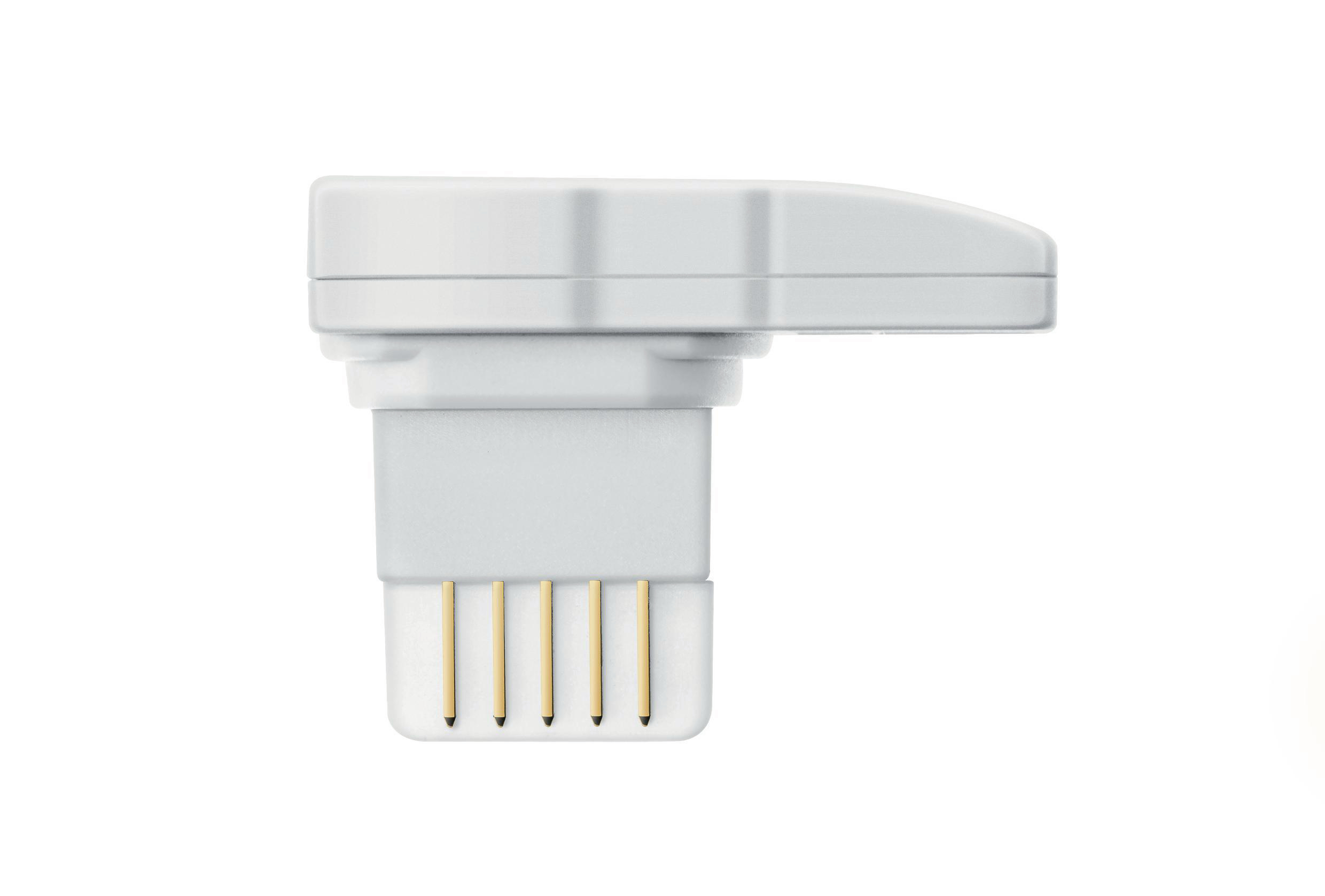 Ein weißer Stecker mit Goldstiften auf weißem Hintergrund. Von der Seite betrachtet, wobei die Stifte gezeigt werden.