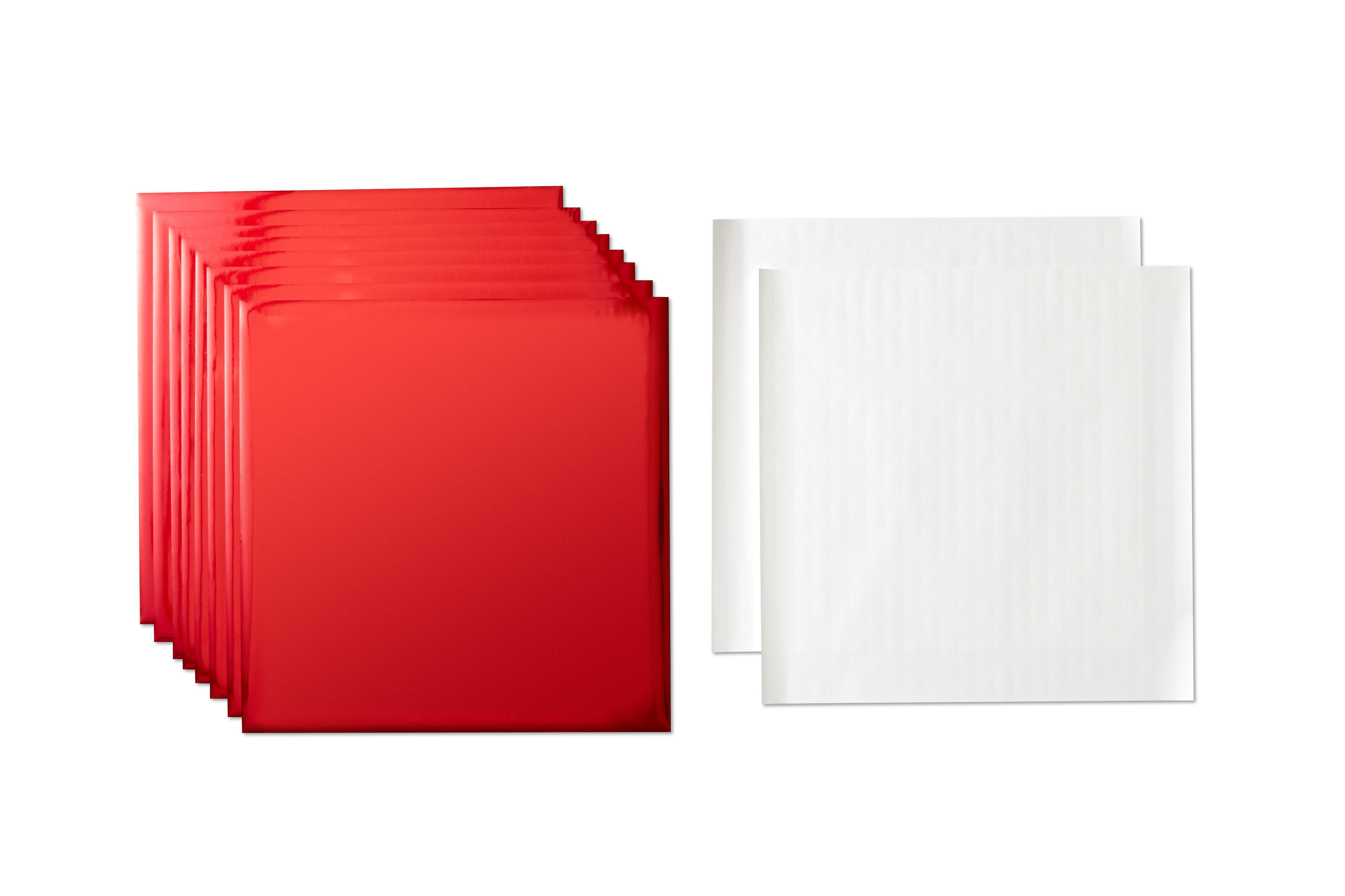 Ein Stapel roter Papierbögen links und zwei weiße Bögen rechts, alles auf weißem Hintergrund.