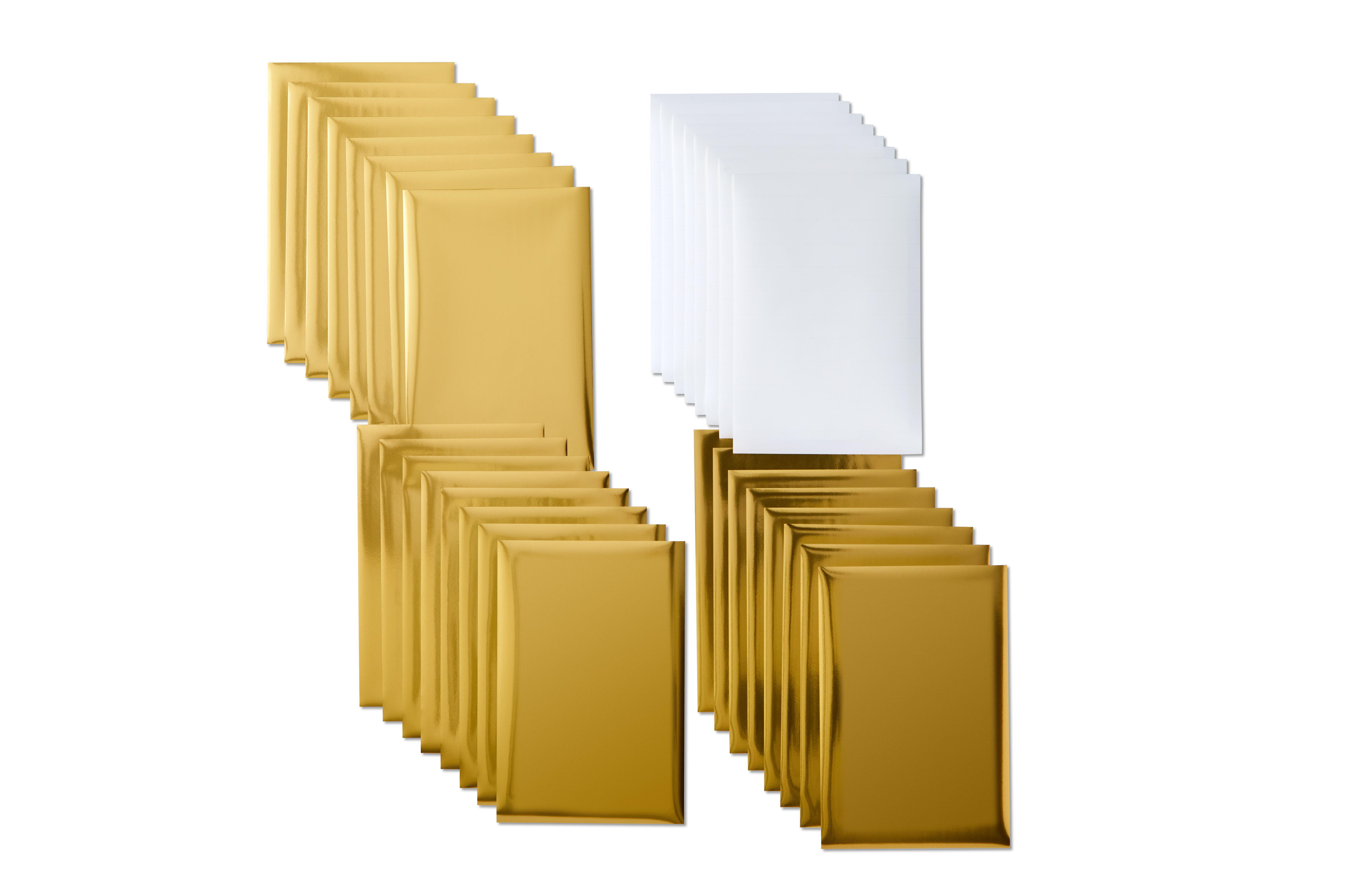 Das Bild zeigt Stapel goldener und weißer rechteckiger Pakete vor weißem Hintergrund.