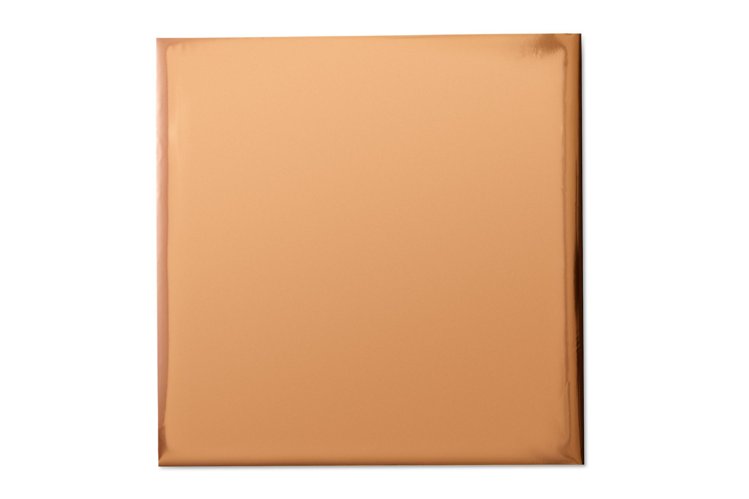 Ein rechteckiges, kupferfarbenes Blatt. Es hat eine glatte, reflektierende Oberfläche mit leichten Farbvariationen.
