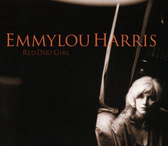 Album borító Emmylou Harris-szel, szőke hajjal, lefelé néz. A szöveg: "Emmylou Harris Red Dirt Girl" narancssárgán, fekete háttéren.