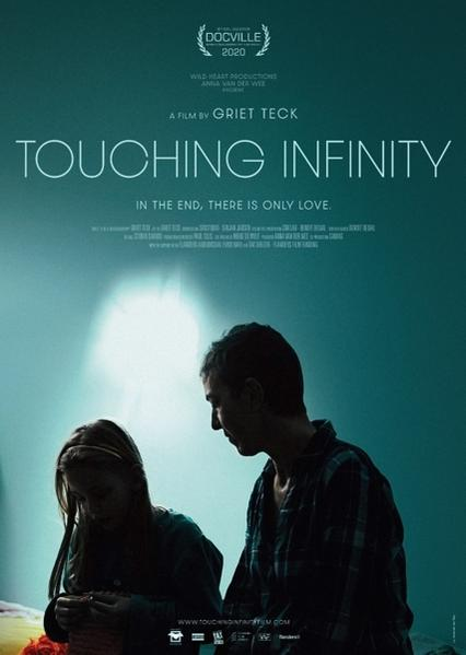 Filmposter. Twee mensen, een man en een vrouw, tegen een teal achtergrond. Tekst: Touching Infinity.