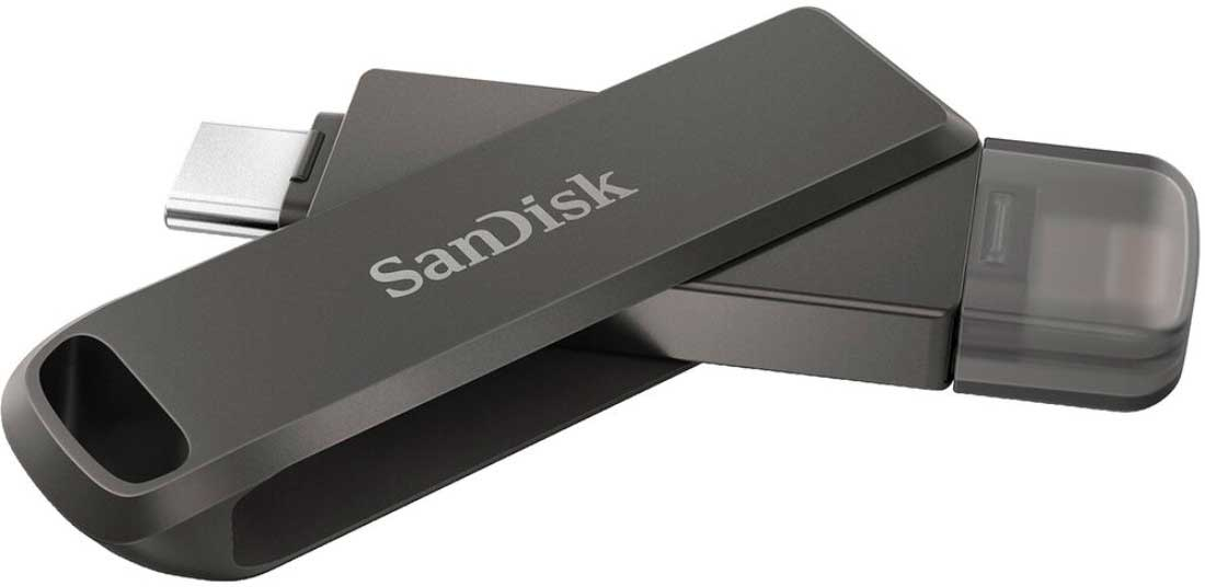 Une clé USB SanDisk gris foncé avec un couvercle coulissant, vue sur une surface blanche.