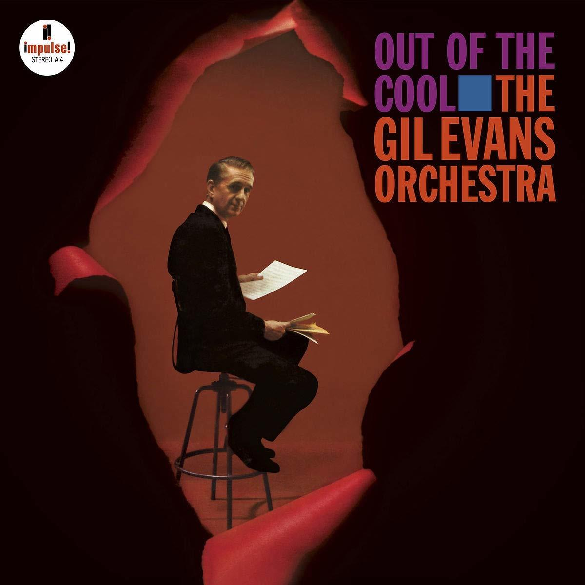 Album borító. Egy öltönyös férfi egy széken ül, kottát tart. A szöveg: Out of the Cool, The Gil Evans Orchestra.