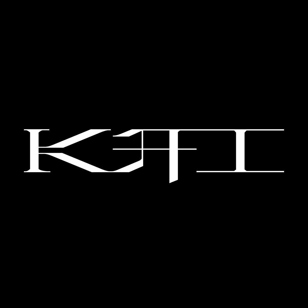 KFI logó fekete háttéren. A betűk fehérek és stilizáltak.