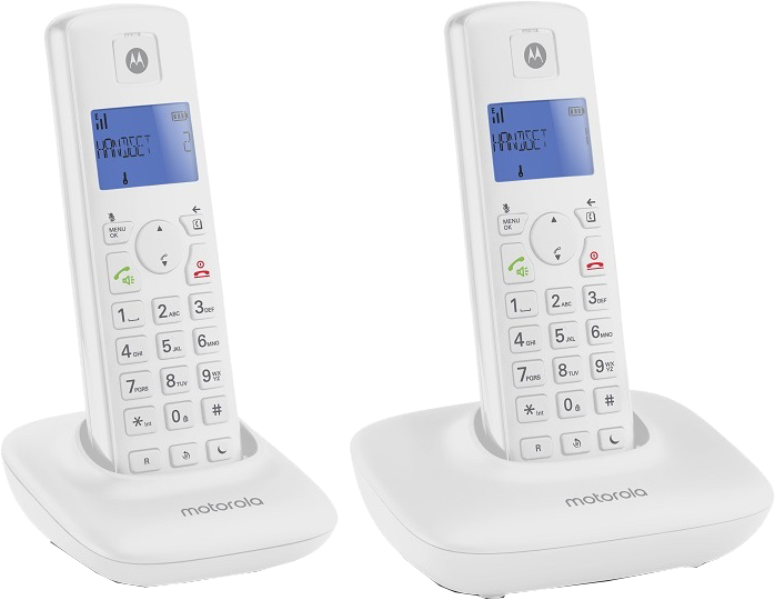 Két fehér Motorola vezeték nélküli telefon és töltőállomás fehér háttéren.