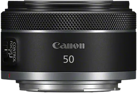 A Canon 50 mm-es objektívjének közeli képe fekete vázzal és ezüst szegéllyel. A Canon és az 50 látható.