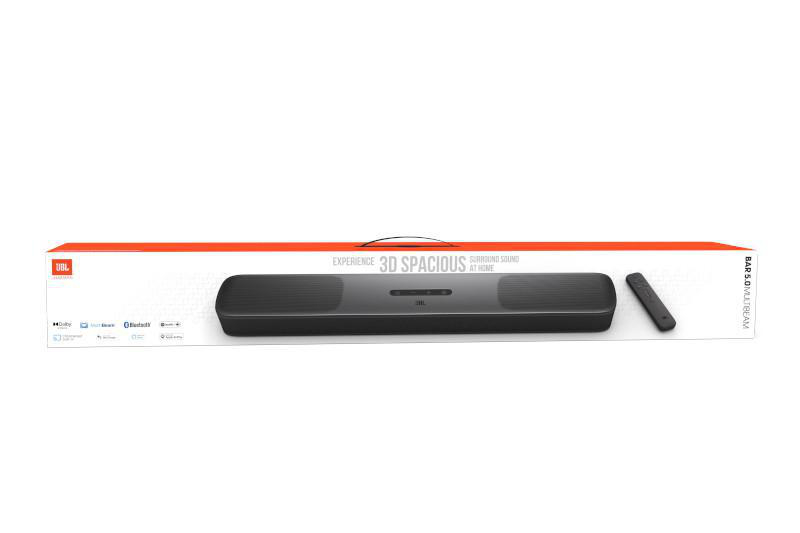Eine JBL Soundbar in einer weißen Box, mit Fernbedienung und Produktdetails auf der Verpackung.