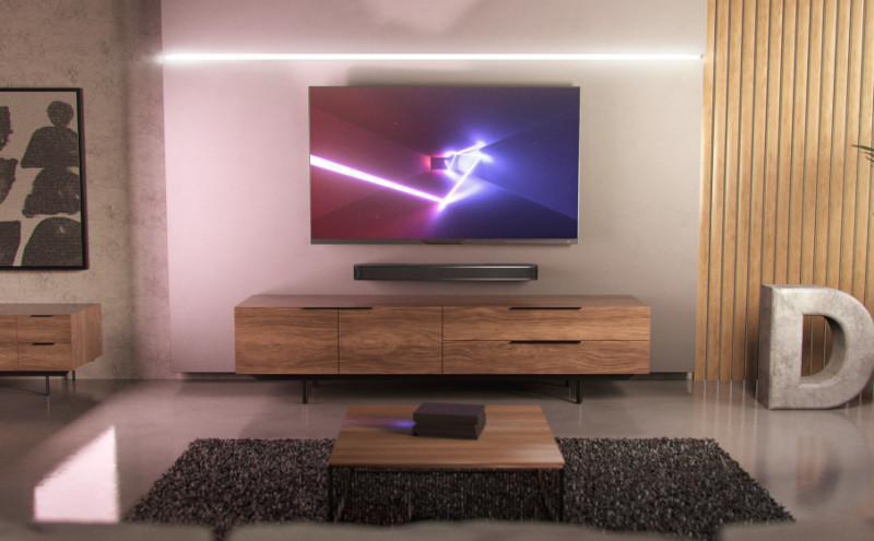 Ein modernes Wohnzimmer mit Fernseher, Soundbar und Holzmöbeln. Der Fernseher zeigt eine bunte Anzeige.