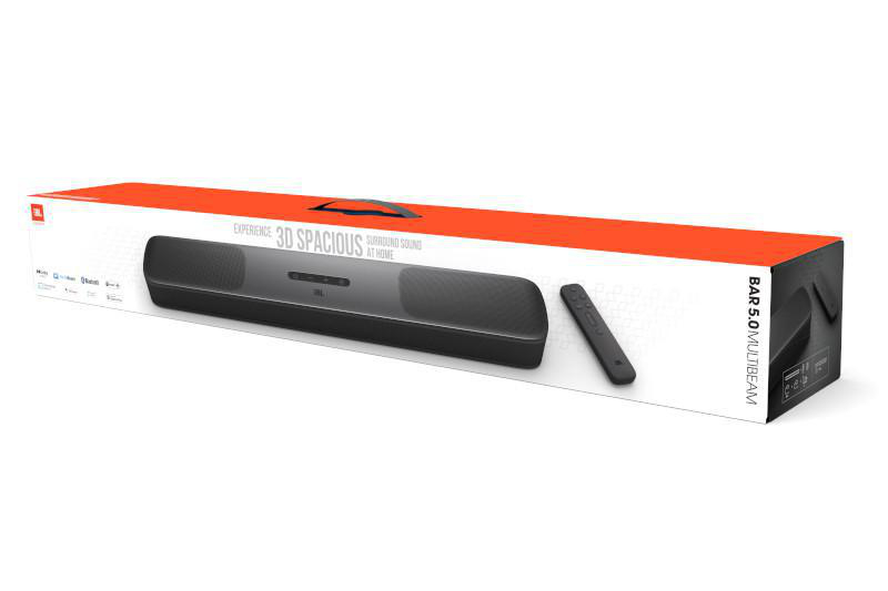 Eine weiße Box mit einer schwarzen Soundbar und Fernbedienung mit dem Text '3D Spacious Surround Sound'.