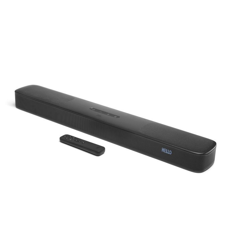 Schwarze Soundbar mit Fernbedienung, weißer Hintergrund.