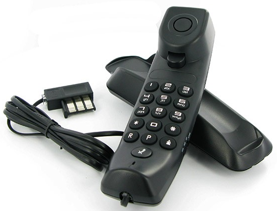 Fekete telefon számbillentyűkkel, kagylóval és alappal, fehér háttérrel.
