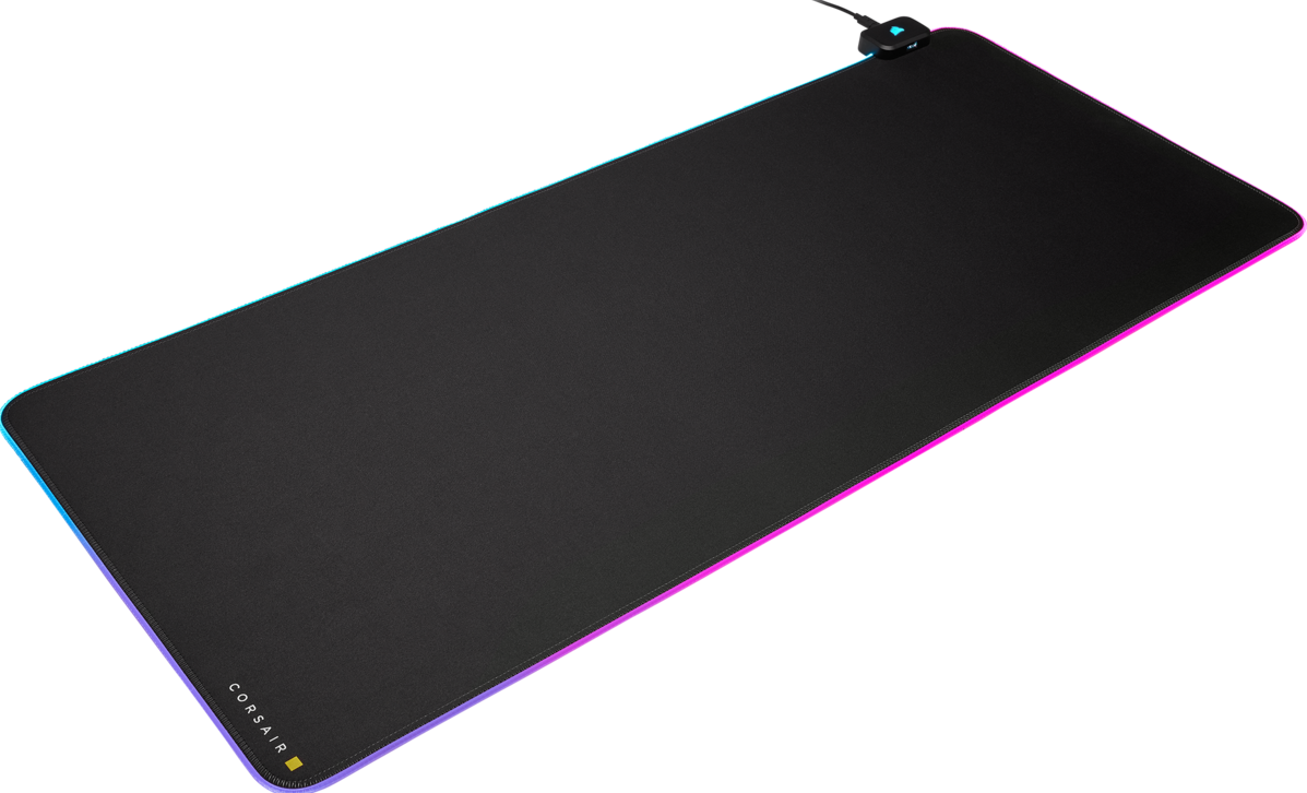 Un tapis de souris noir avec un logo Corsair et une lumière RVB autour du bord.