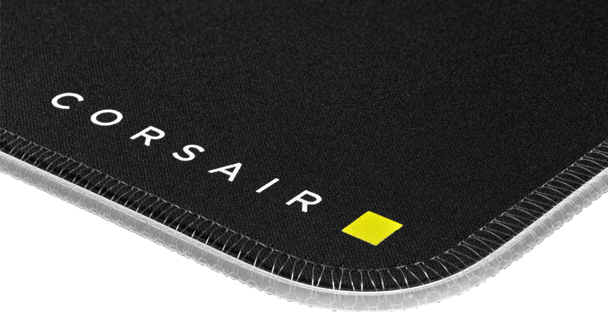 Tapis de souris Corsair noir avec texte blanc et carré jaune d'angle.