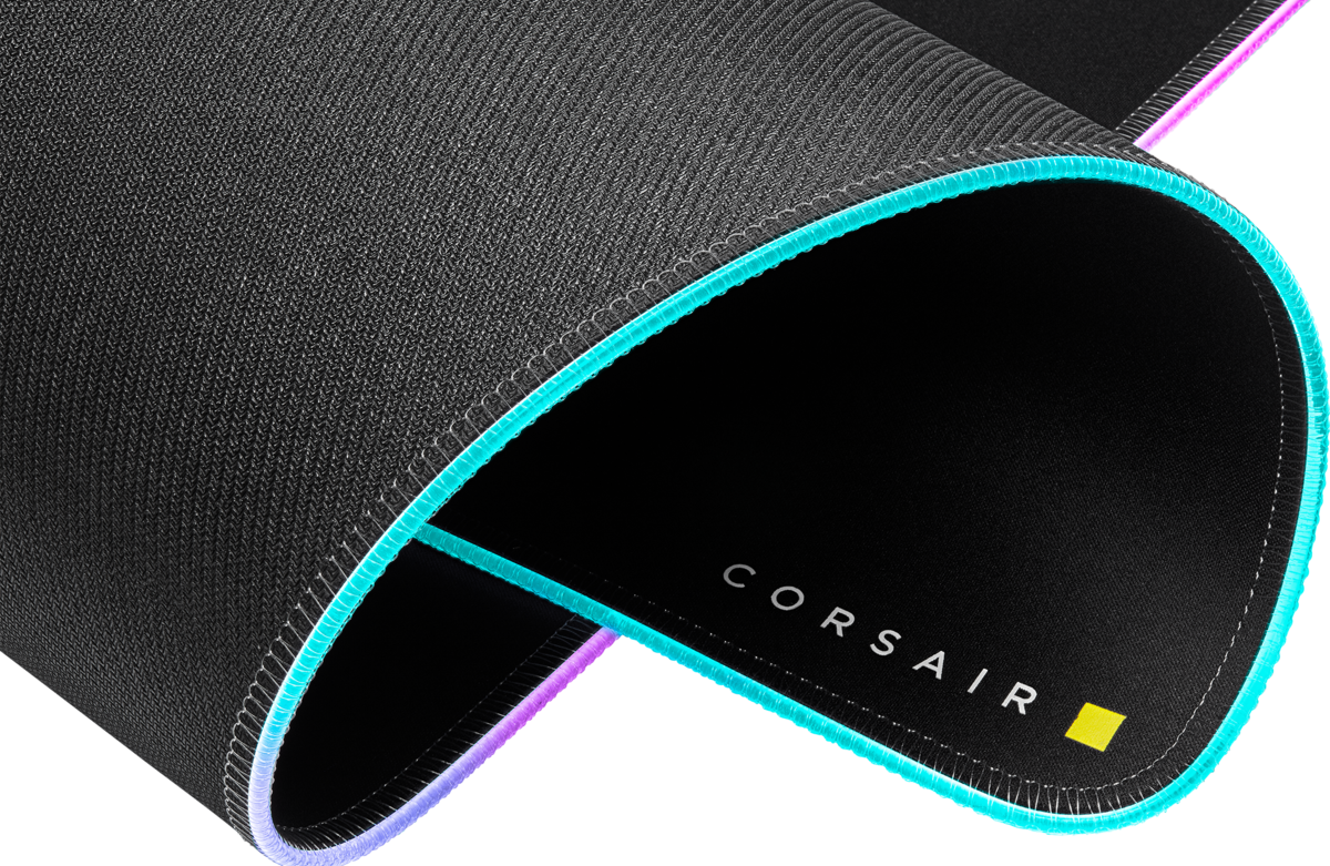Tapis de souris gaming Corsair noir avec bord coloré. Logo de la marque visible.