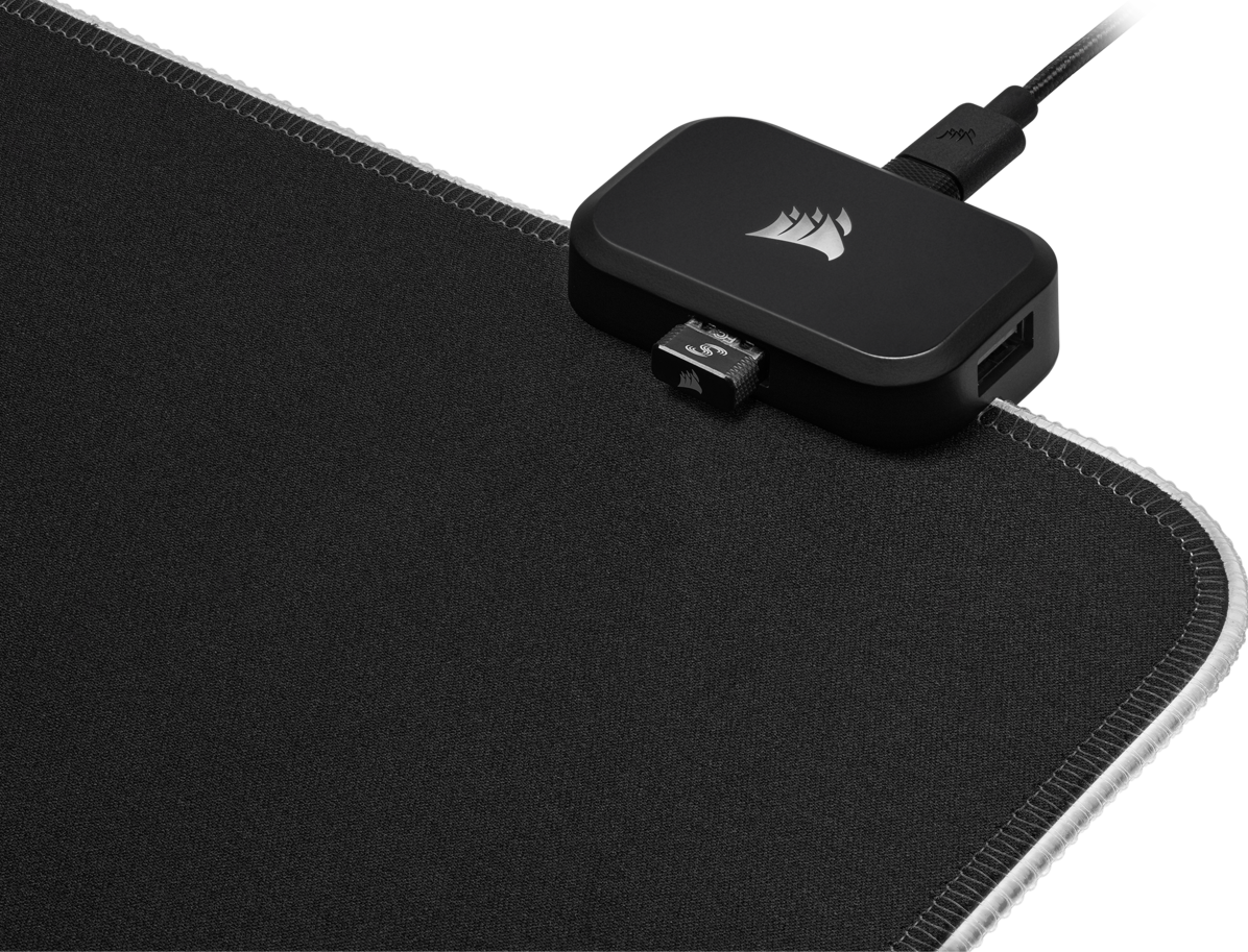 Tapis de souris noir avec un hub USB. Câble noir attaché. Coutures blanches sur les bords.