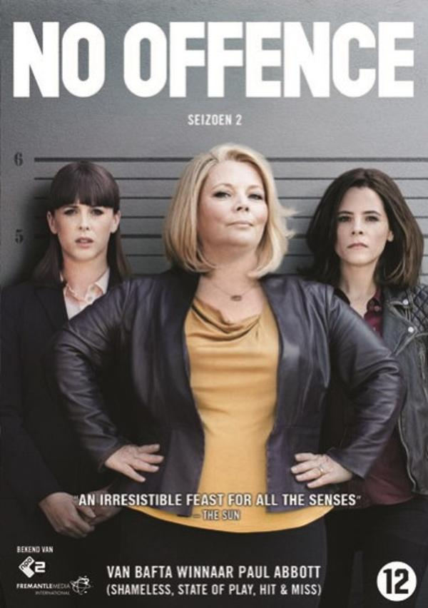 Affiche. Trois femmes, titre 'NO OFFENCE'. Une femme au centre avec une veste en cuir. Fond gris.