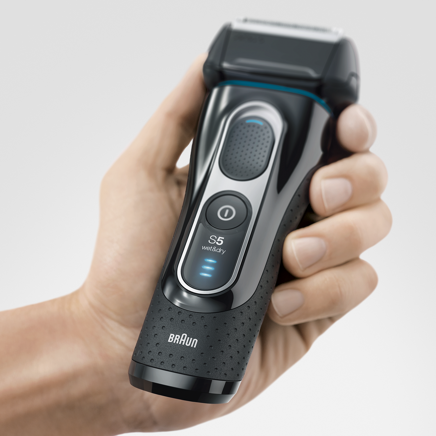 Een zwarte Braun S5 nat en droog elektrisch scheerapparaat in een hand.